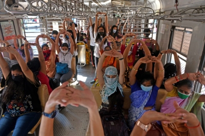  Yoga In Train: Mumbai Local Commuters Perform Asanas While Travelling-TeluguStop.com
