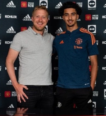  Zidane Iqbal Signs Long-term Contract With Manchester United-TeluguStop.com