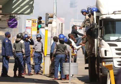  Zimbabwean Govt Health Workers Go On Strike, Demanding Higher Salaries-TeluguStop.com