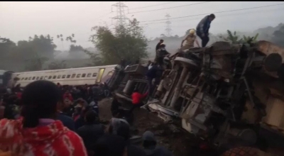  11 Killed After Train Hits Microbus In B'desh's Chattogram-TeluguStop.com