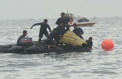  15 Indonesian Fishermen Missing After Boat Capsizes-TeluguStop.com