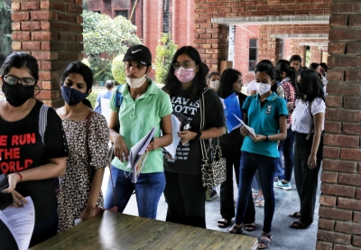  80 B.ed Students Expelled For Carrying Mobile Phone Into Exam Centre-TeluguStop.com