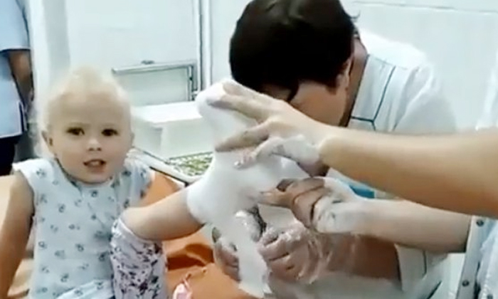  A Little Girl Sings Ukrainian Anthem While She Getting Her Bandages Details, Uri-TeluguStop.com