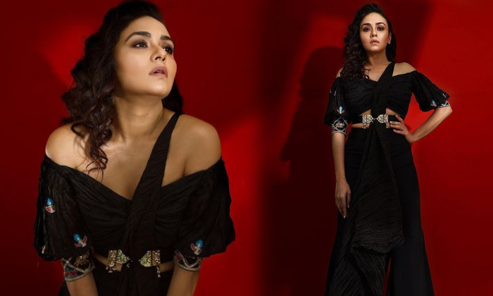 Actress Amruta Khanvilkar Looks Graceful In This Stills-telugu Actress Photos Actress Amruta Khanvilkar Looks Graceful I High Resolution Photo