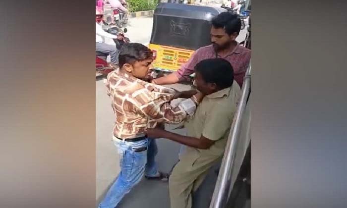  Auto Driver Attacked The Bus Driver At Hyderabad , Auto Driver Attack On Rtc Bu-TeluguStop.com