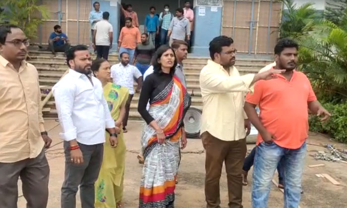  Bjp Leaders Blocked The Shooting Of Ram Charan's Movie Bjp Leaders , Ram Charan-TeluguStop.com