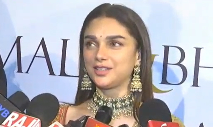  Bollywood Actress Aditi Rao Hydari Made Noise In Bhagyanagaram, Bhagyanagaram,-TeluguStop.com