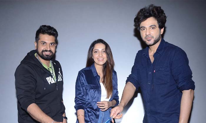 Director Vimal Krishna Exit From Dj Tillu 2 , Director, Dj Tillu 2, Siddhu Jonna Director Vimal Krishna Exit From Dj Tillu 2 , Director, Dj Tillu 2, Siddhu Jonna-TeluguStop.com