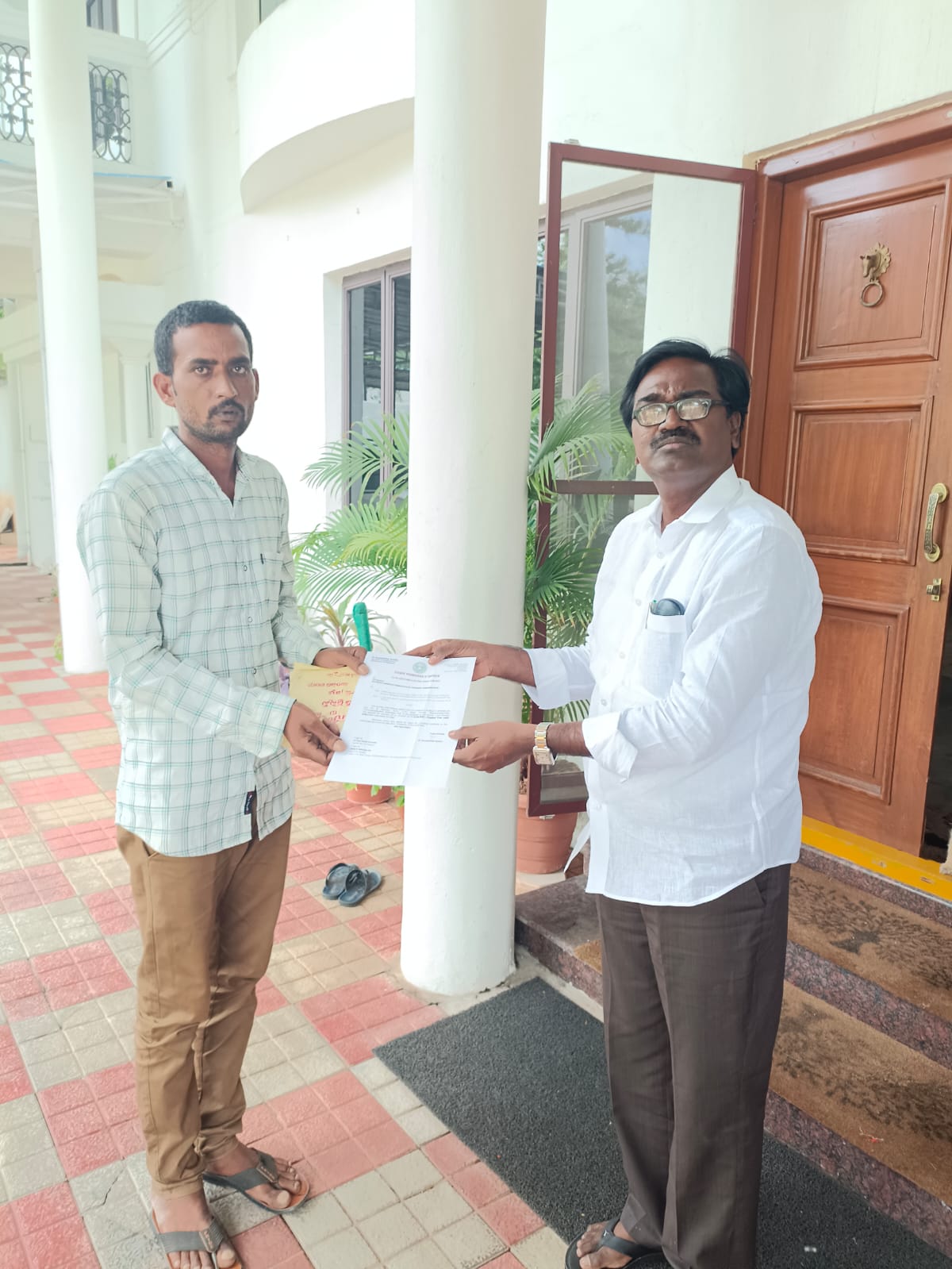 5 Lakhs Loc Sanctioned For Child Abhinayasree Vaidya On The Recommendation Of Mi 5 Lakhs Loc Sanctioned For Child Abhinayasree Vaidya On The Recommendation Of Mi-TeluguStop.com