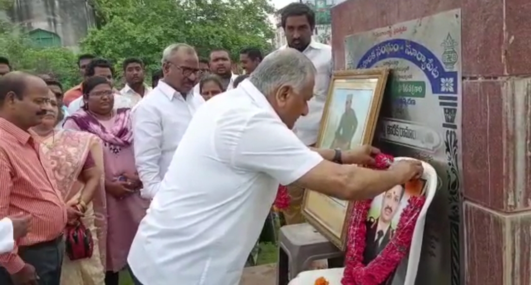  Union Minister Paid Tribute To Colonel Santosh Babu-TeluguStop.com