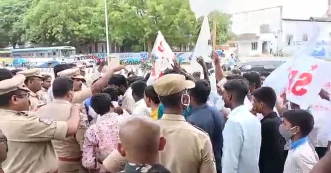  Sfi Dharna In Front Of Collectorate-TeluguStop.com
