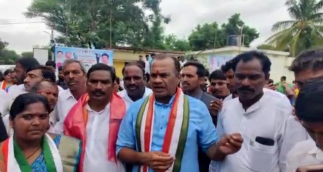  Both Modi And Kcr Are Thieves-TeluguStop.com