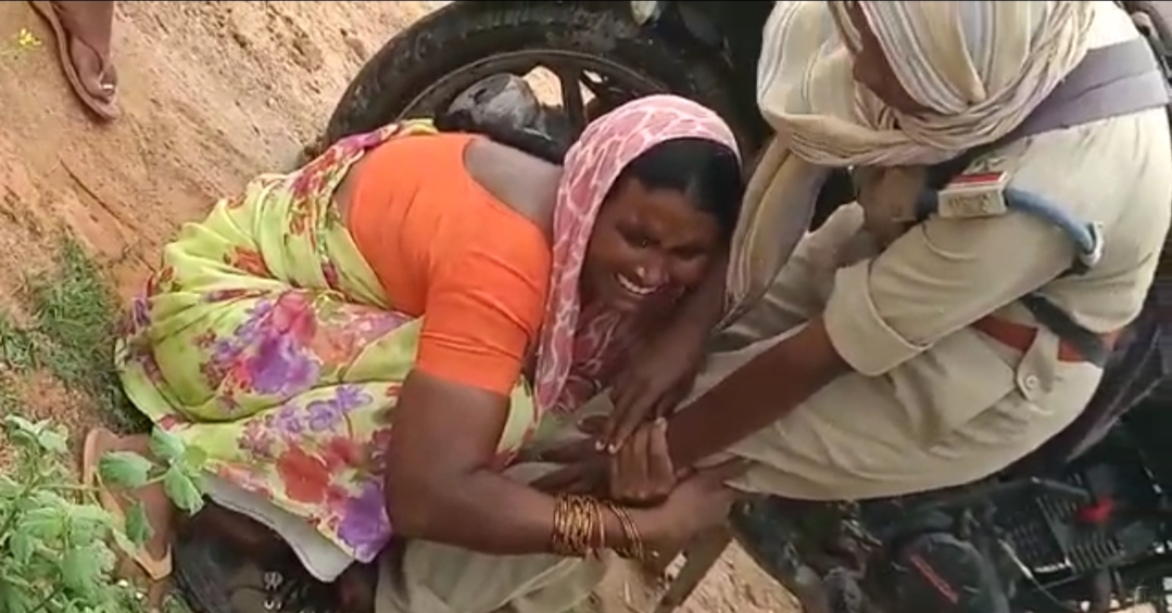  A Tribal Woman Holding The Legs Of A Forest Officer-TeluguStop.com