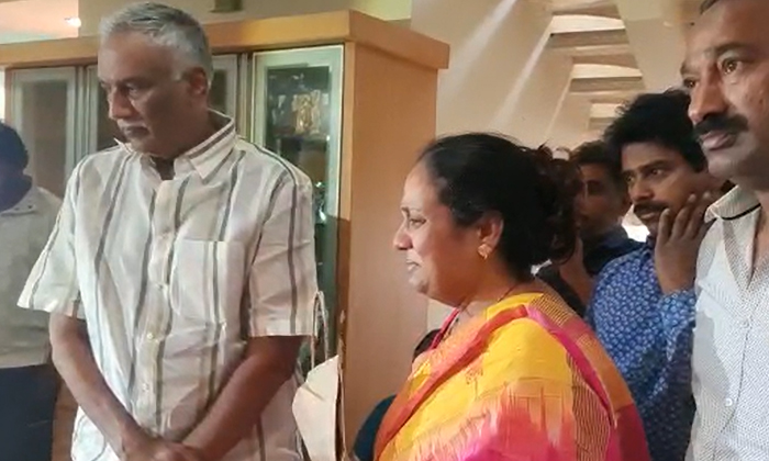 Megastar Chiranjeevi Donates 2 Lakhs To Gautham Raju's Family , Gautham Raju ,-TeluguStop.com
