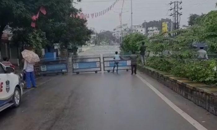  Ndrf Nursing Police Rescued A Family From Gandipet Floods, Ndrf , Nursing Polic-TeluguStop.com