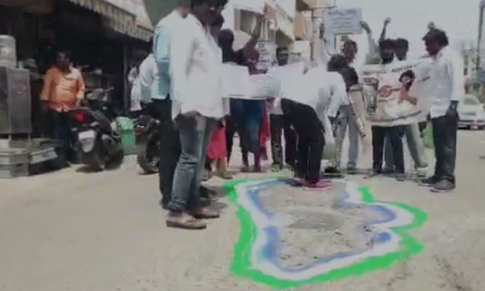  Nellore, The Janasena Leaders Took Out An Innovative Protest Nellore, Janasena-TeluguStop.com