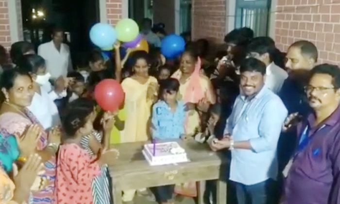  Officials Organized The Boy Birthday Party At The Flood Affected Rehabilitation-TeluguStop.com