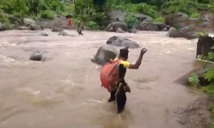  Students Crossing The River With The Help Of Electric Wire Details, Electric Wir-TeluguStop.com