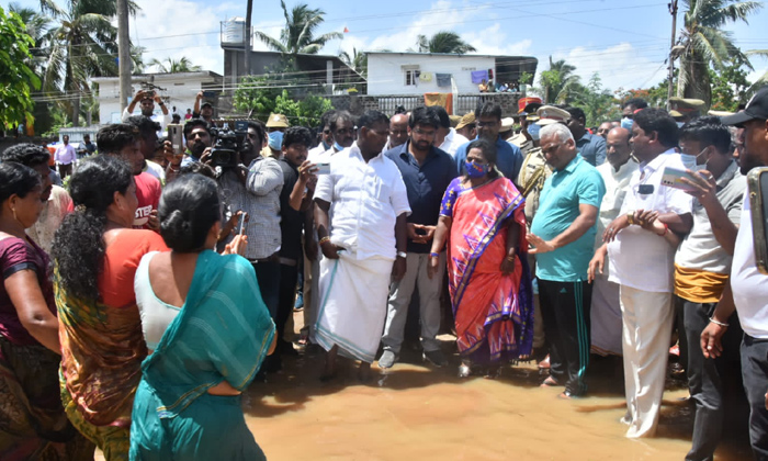 Telugu Ashwapuram, Cm Kcr, Flood Areas, Red Cross, Telangana-Political