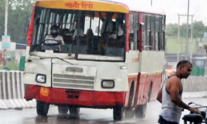  The Bus Driver Is Wearing A Helmet If You Know Why, You Will Be Greeted, Bus Dri-TeluguStop.com