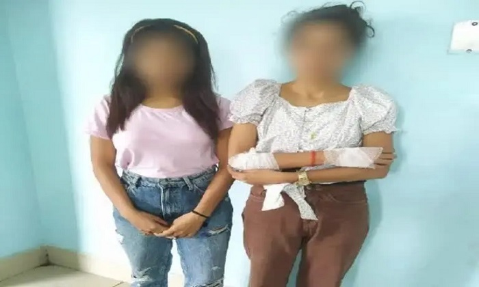  Two Sisters Beat Up Female Inspector Details, Sisters Beat Inspector, Bihar, Pat-TeluguStop.com