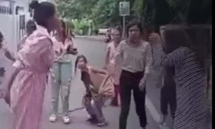  Video The Girls Who Beat Each Other On The Road Saying That He Is My Boyfriend.-TeluguStop.com