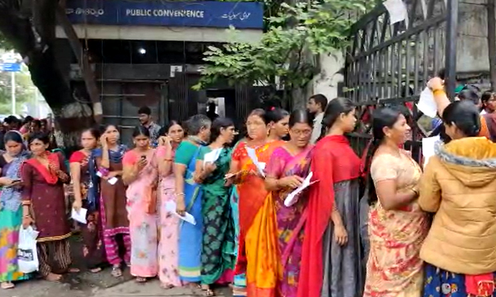  Women Queuing At Jai Mahabharatbhari Next To Rbi In Saifabad , Saifabad, Jai Mah-TeluguStop.com