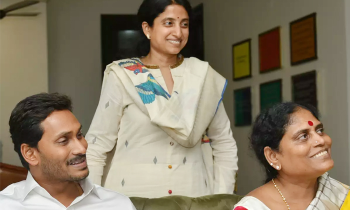  Ys Bharathi As Star Campaigner From Ysr Family Vijayamma Resignation Resignation-TeluguStop.com