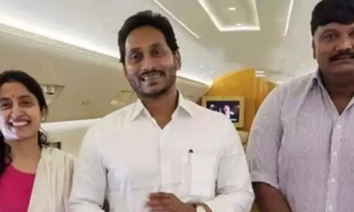  Cm Jagan Reached The State After Completing His Foreign Tour , Ys Jagan, Paris T-TeluguStop.com