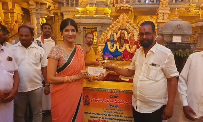  Actress Manchu Lakshmi Visits Yadadri Temple Details, Actress Manchu Lakshmi ,ya-TeluguStop.com