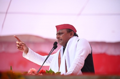  Akhilesh To Give Laptops To Students On His B'day-TeluguStop.com