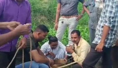  Army Rescues Girl From Borewell In Gujarat-TeluguStop.com