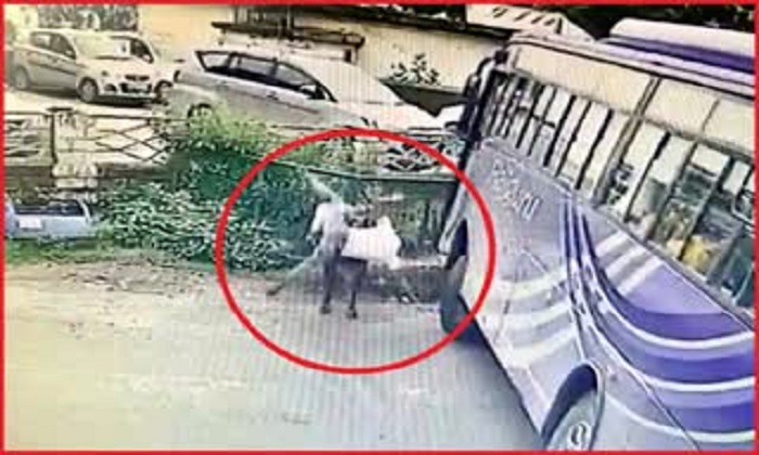  Bull Attack Young Man In Mandi , Bull Attack , Young Man, Himachal Pradesh, Tr-TeluguStop.com