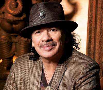  Carlos Santana Passes Out On Stage During Live Performance In Michigan-TeluguStop.com