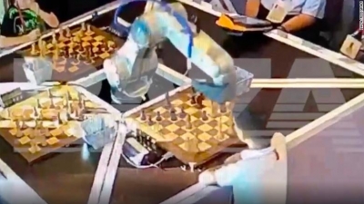 Chess-playing Robot Breaks Opponent Boy's Finger At Moscow Open Chess-playing Robot Breaks Opponent Boy's Finger At Moscow Open-TeluguStop.com