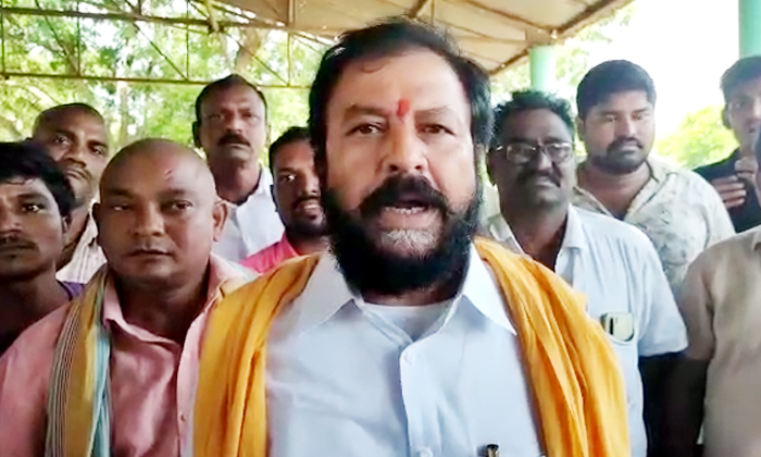  Dendaluru Ex Mla Chintamaneni Buy Vegetables For People In Flood Affected Areas-TeluguStop.com