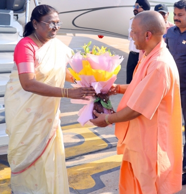  Draupadi Murmu Arrives In Lucknow To A Warm Welcome-TeluguStop.com