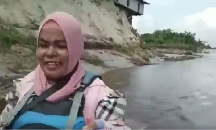  The Floods Are Drowning On One Side.. A Woman Is Crazy About Selfies Selfie, Flo-TeluguStop.com