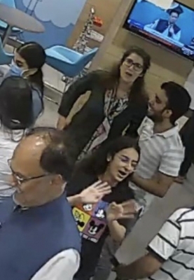 Family Heckles Pakistan Minister, Calls Him 'chor' Family Heckles Pakistan Minister, Calls Him 'chor'-TeluguStop.com