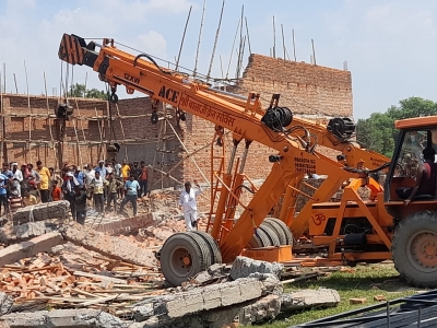  Five Dead, 8 Injured In Delhi Wall Collapse (4th Ld)-TeluguStop.com
