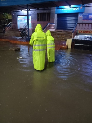  Heavy Downpour In Hyderabad Inundate Low-lying Areas-TeluguStop.com