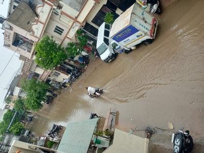  Heavy Rainfall Lashes Ahmedabad-TeluguStop.com