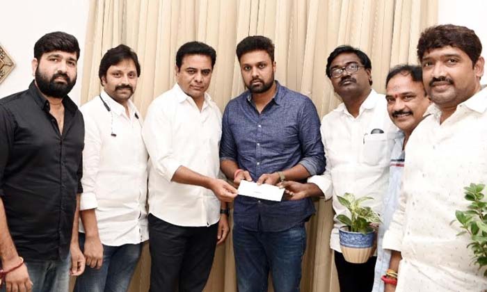  The Film Team Of nacchindi Girl Friend Gave Two Lakh Rupees To Help The Flood V-TeluguStop.com