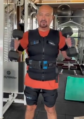  Hrithik Shares Workout Video Of 'cooler, Fitter' Dad Rakesh Roshan-TeluguStop.com