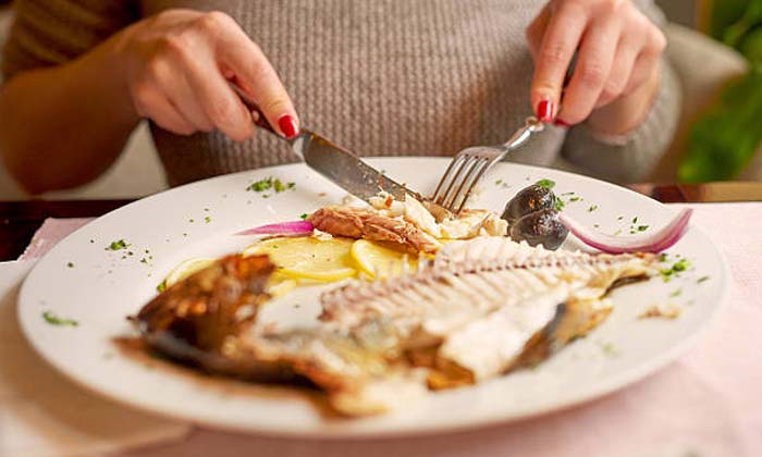  Shocking Moment , Iron Rod In Restaurant Fish Curry , Resturant ,fish Curry, Eat-TeluguStop.com