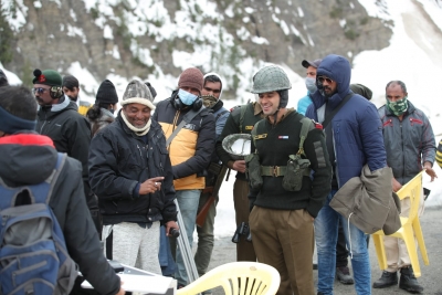  J&k Official Thank 'sita Ramam' Team For Shooting In Kashmir-TeluguStop.com