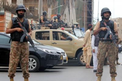  Karachi Police Detain 27 Cellphone Company Staff After Violent Protest Over Alle-TeluguStop.com