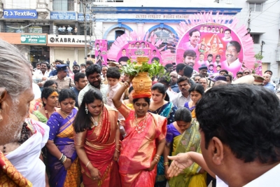  Lashkar Bonalu Begins Amid Gaiety In Secunderabad-TeluguStop.com