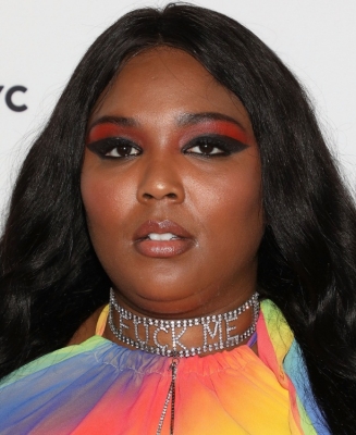  Lizzo Talks About Wanting A Threesome With Kourtney, Travis-TeluguStop.com