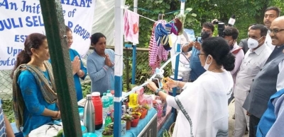  Mamata Prepares Golgappa, Serves To Children In Darjeeling-TeluguStop.com